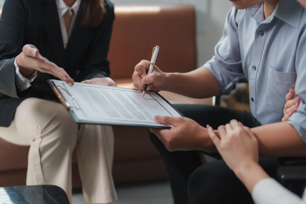 ludzie omawiający dokumenty